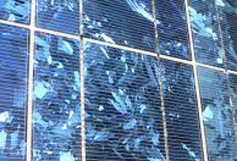 Parte de un panel solar, se ven siete celdas de color azul claro