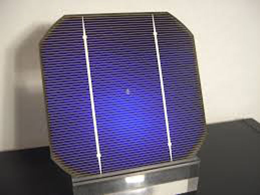Celda Solar azul con los circuitos por donde corre la corriente directa