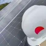 casco con logo de solarfy sobre paneles solares