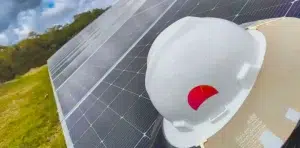 casco con logo de solarfy sobre paneles solares