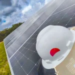 casco con logo de solarfy sobre paneles solares